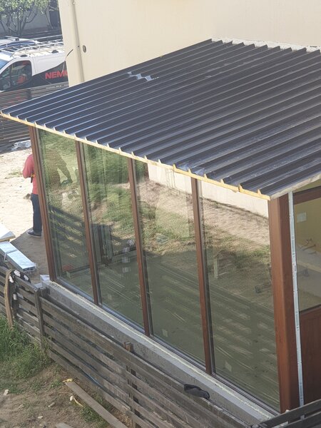 Terase premium – executie acoperisuri panou sandwich sau sticla securizata.