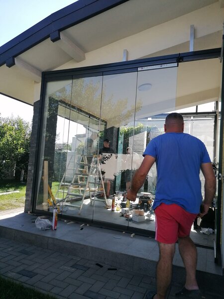 Terase premium – executie acoperisuri panou sandwich sau sticla securizata.