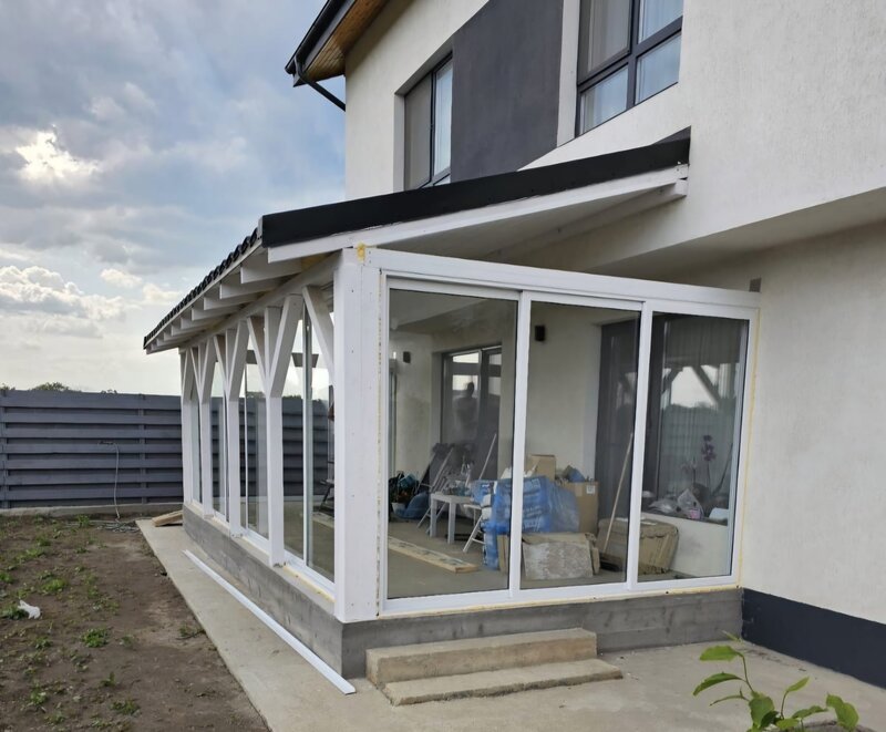 Terase premium – executie acoperisuri panou sandwich sau sticla securizata.